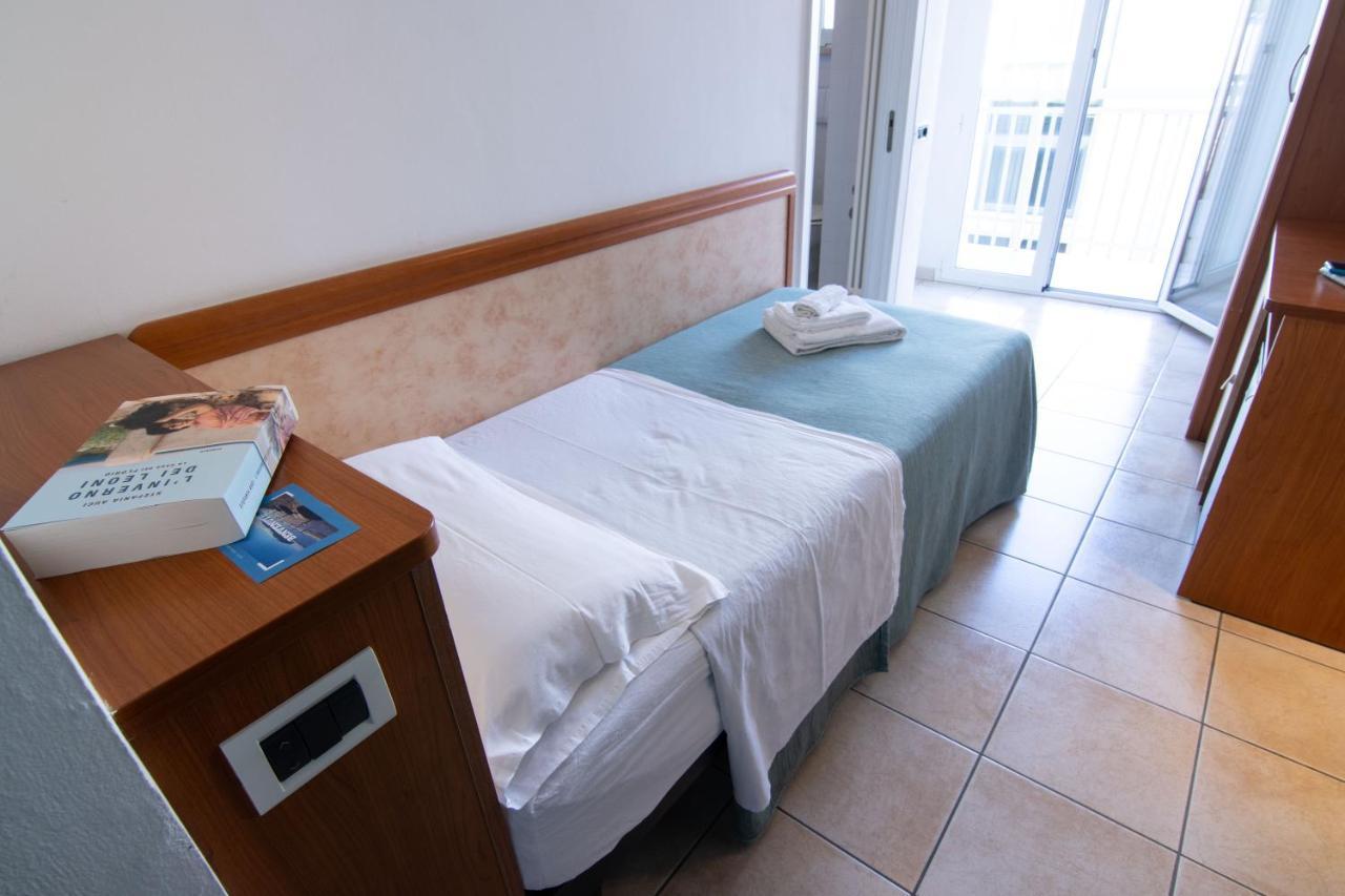 Hotel Adria Beach Rimini Esterno foto