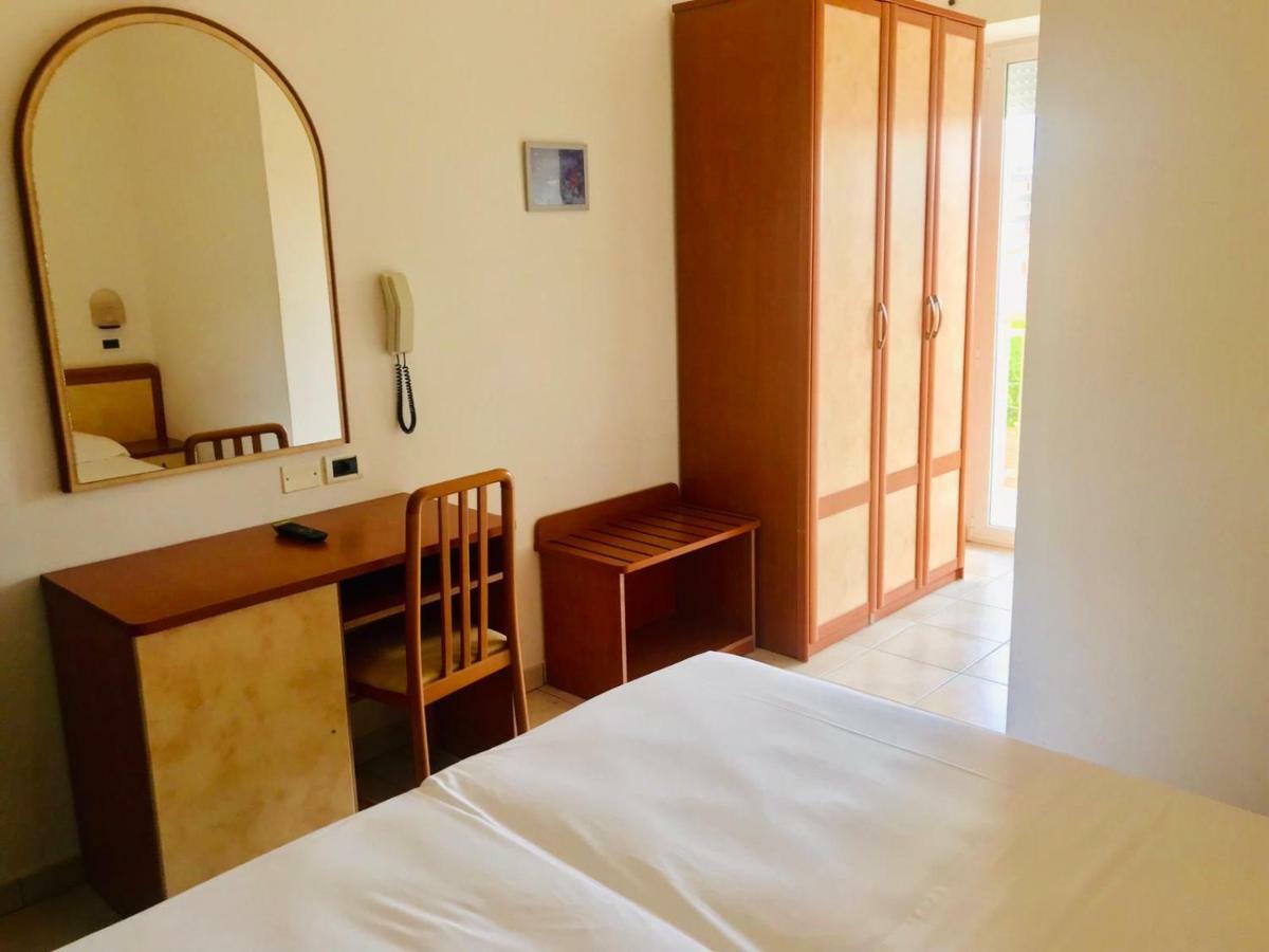 Hotel Adria Beach Rimini Esterno foto